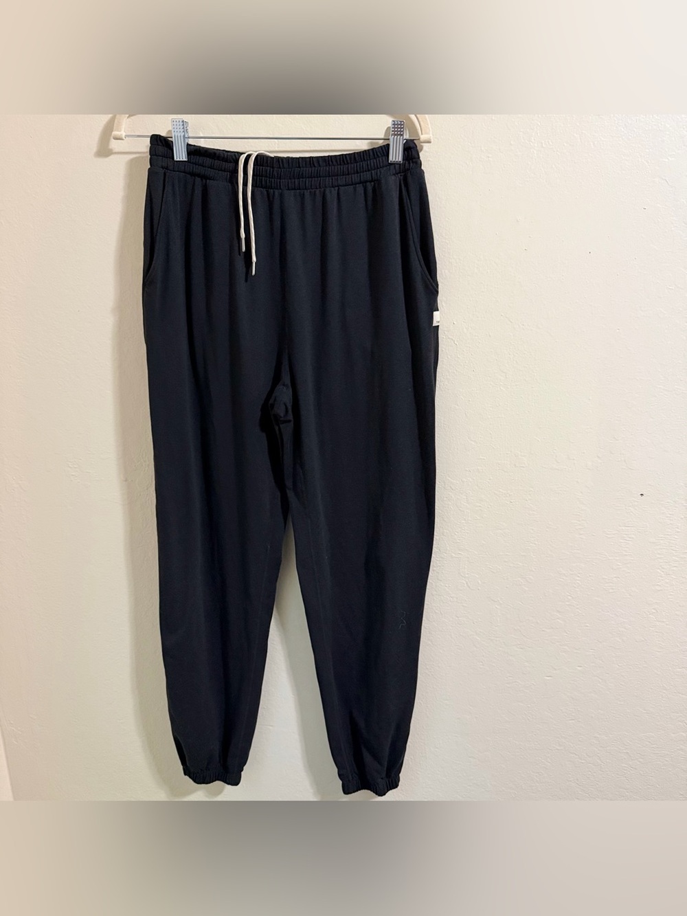 Vuori Performance Joggers  Size Small Cropped Knit Sweatpants Ankle Lounge